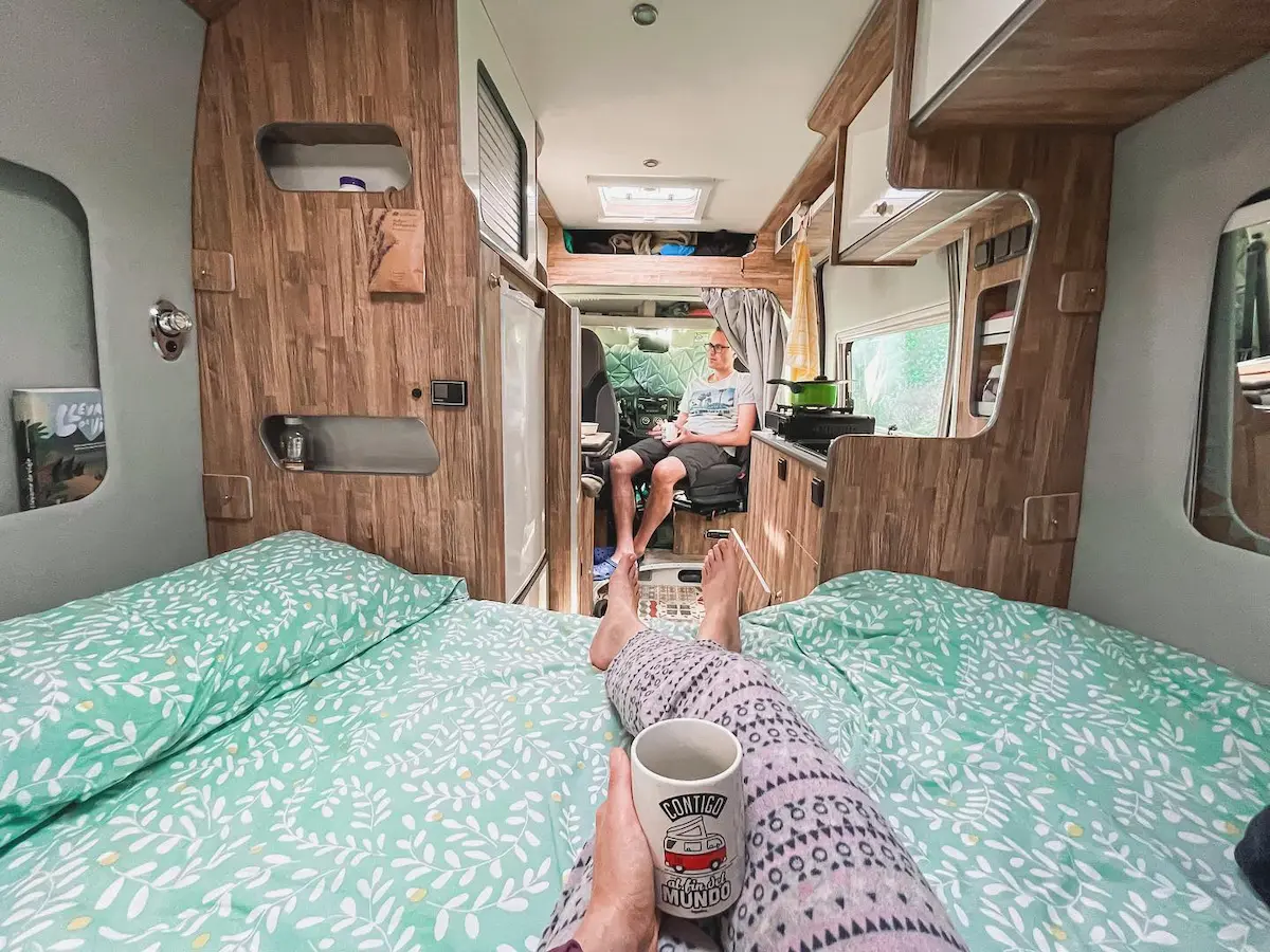 Interior de una furgoneta camperizada por uno de los talleres de tucamperizador